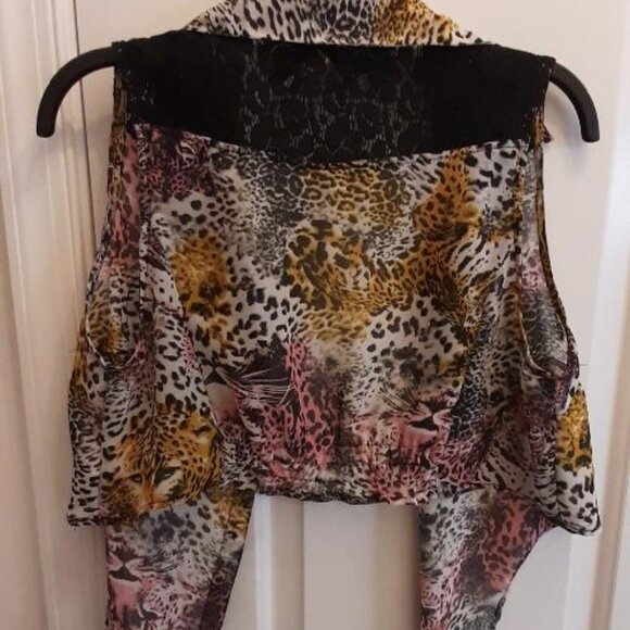 Sleeveless, button up, tie in front, pockets, black onyx buttons and lace blouse - Picture 3 of 7